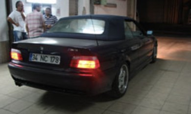 Garaj arşivinden: atölyedeki siyah BMW cabrio